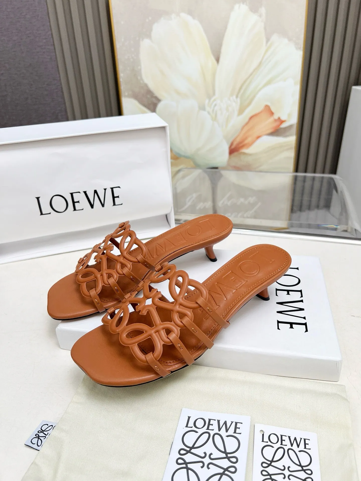 👟👟Ex-factory price 500👟👟 LOEWE 2025 SS summer limited edition hollow slippers, it is a very comprehensive noble fashion brand, highly recommended to all little fairies.   1⃣️Material: Imported cowhide 2⃣️Inner lining: Imported Italian lambskin, super soft and delicate 3⃣️Outsole: Imported Italian original original color genuine leather outsole Heel height 4.5 4⃣️Code number: 35 to 39 (40.41.42.43. Customized)